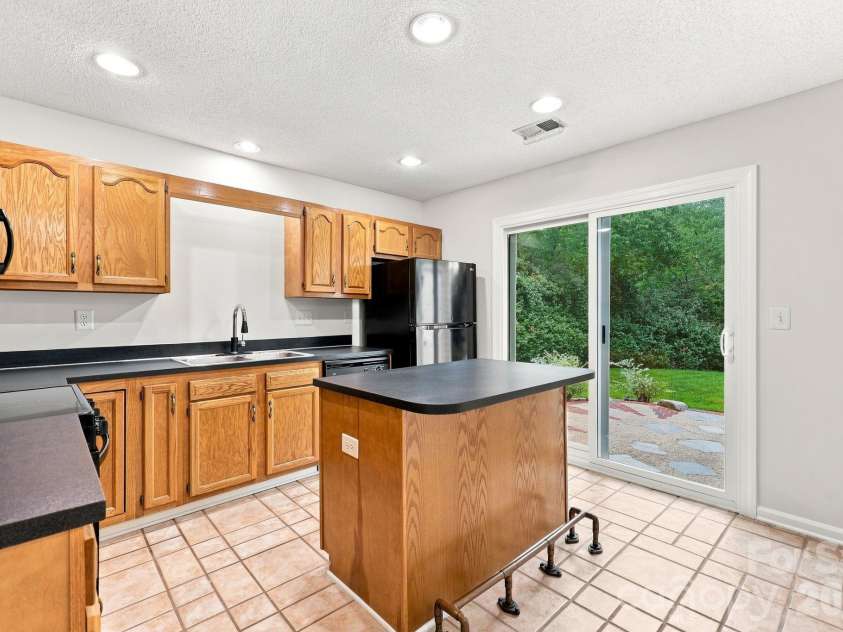 3274 Summercroft Lane, Charlotte, NC 28269.  MLS# CAR4408970, YatesRealty ID 43182. 
