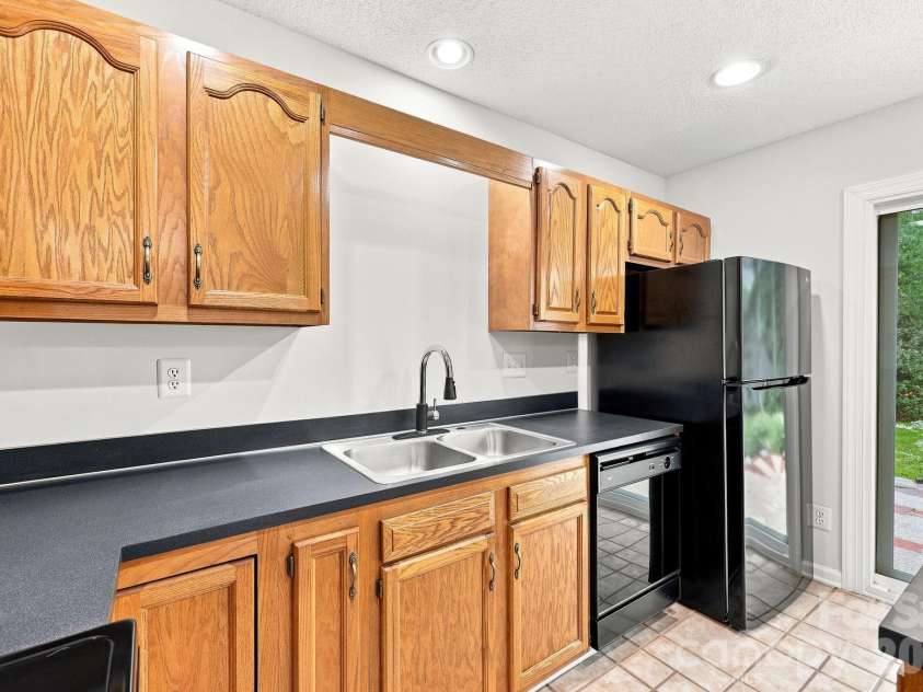 3274 Summercroft Lane, Charlotte, NC 28269.  MLS# CAR4408970, YatesRealty ID 43182. 