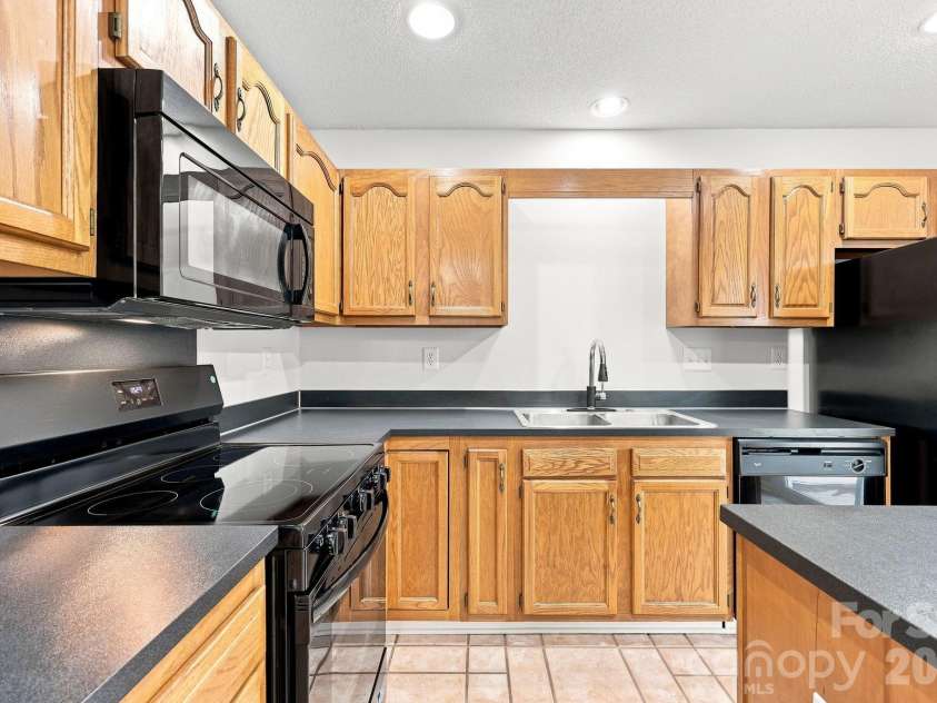 3274 Summercroft Lane, Charlotte, NC 28269.  MLS# CAR4408970, YatesRealty ID 43182. 