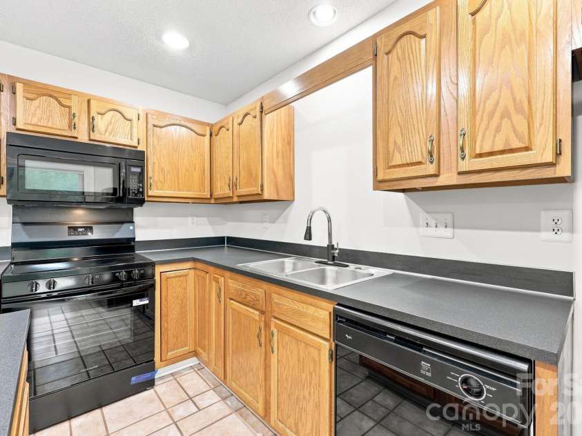 3274 Summercroft Lane, Charlotte, NC 28269.  MLS# CAR4408970, YatesRealty ID 43182. 