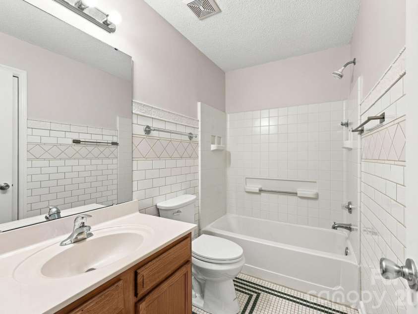 3274 Summercroft Lane, Charlotte, NC 28269.  MLS# CAR4408970, YatesRealty ID 43182. 