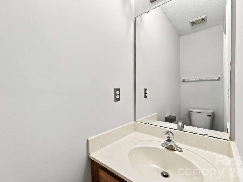 3274 Summercroft Lane, Charlotte, NC 28269.  MLS# CAR4408970, YatesRealty ID 43182. 