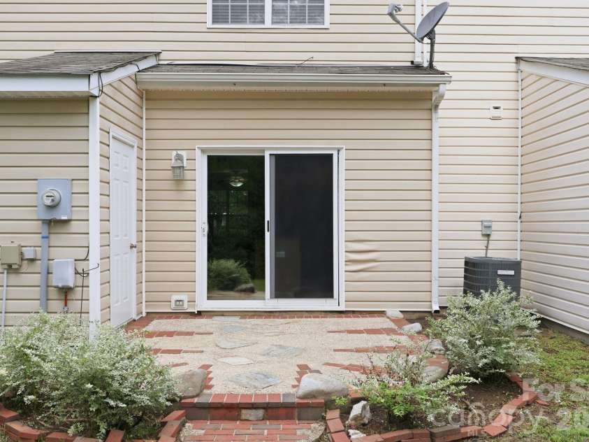 3274 Summercroft Lane, Charlotte, NC 28269.  MLS# CAR4408970, YatesRealty ID 43182. 
