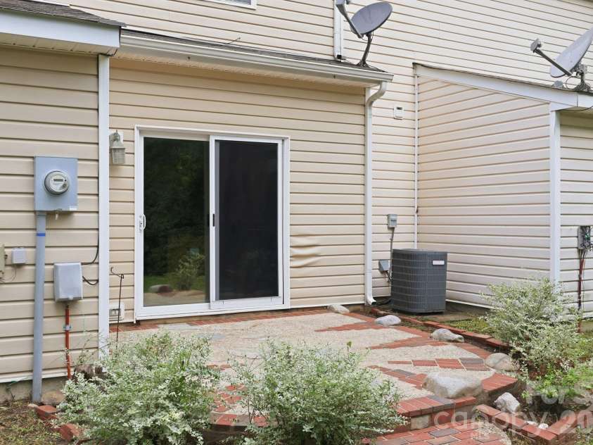 3274 Summercroft Lane, Charlotte, NC 28269.  MLS# CAR4408970, YatesRealty ID 43182. 
