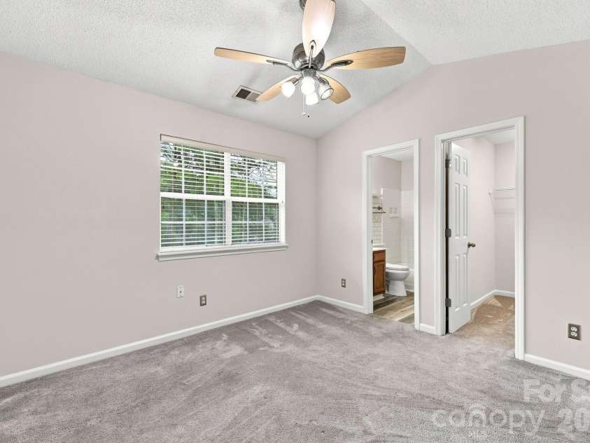 3274 Summercroft Lane, Charlotte, NC 28269.  MLS# CAR4408970, YatesRealty ID 43182. 