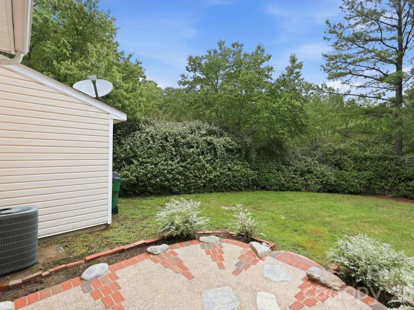 3274 Summercroft Lane, Charlotte, NC 28269.  MLS# CAR4408970, YatesRealty ID 43182. 