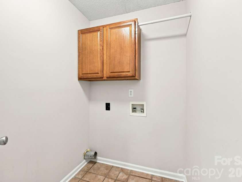 3274 Summercroft Lane, Charlotte, NC 28269.  MLS# CAR4408970, YatesRealty ID 43182. 