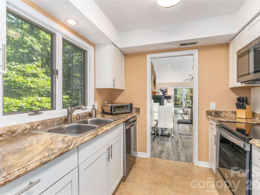 204 Live Oak Lane, Hendersonville, NC 28791.  MLS# CAR4410772, YatesRealty ID 43183. Kitchen