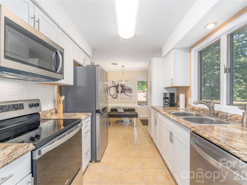 204 Live Oak Lane, Hendersonville, NC 28791.  MLS# CAR4410772, YatesRealty ID 43183. Kitchen