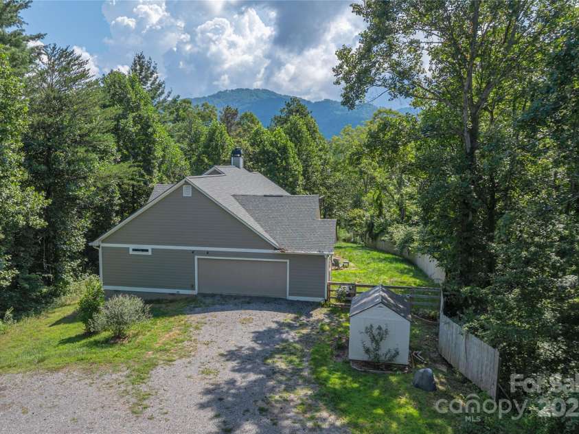 5496 White Oak Road, Waynesville, NC 28785.  MLS# CAR4292987, YatesRealty ID 4319. 