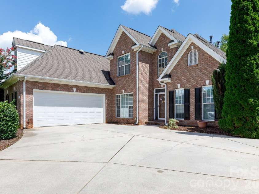 186 Lake Commons Drive, Rock Hill, SC 29732.  MLS# CAR4413133, YatesRealty ID 43191. 3 Bed Brick Home