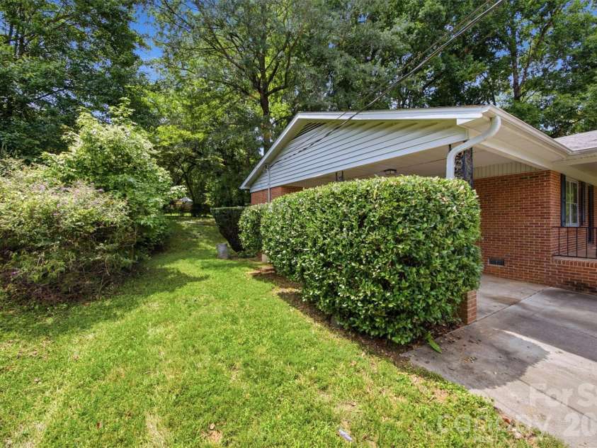 2105 Helen Drive, Gastonia, NC 28054.  MLS# CAR4412992, YatesRealty ID 43192. 