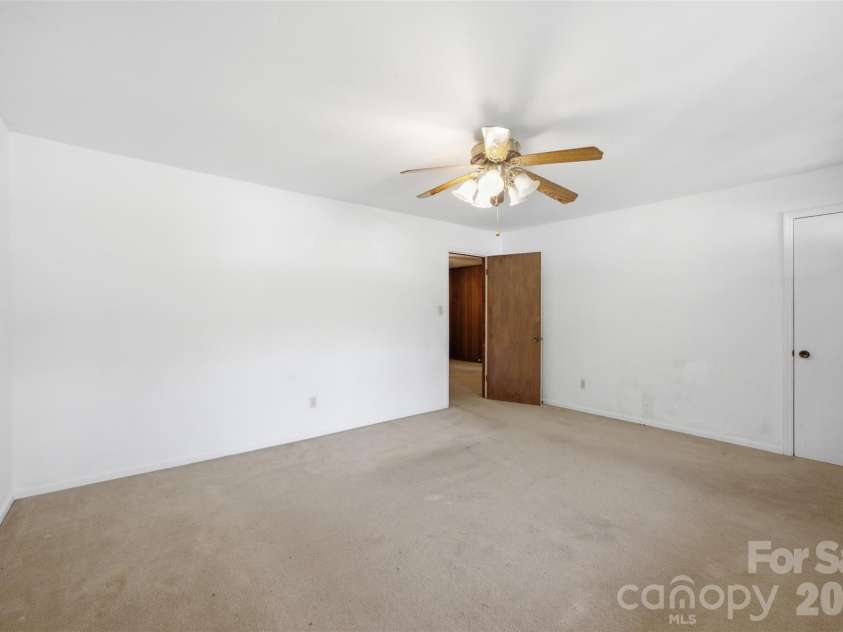 2105 Helen Drive, Gastonia, NC 28054.  MLS# CAR4412992, YatesRealty ID 43192. 