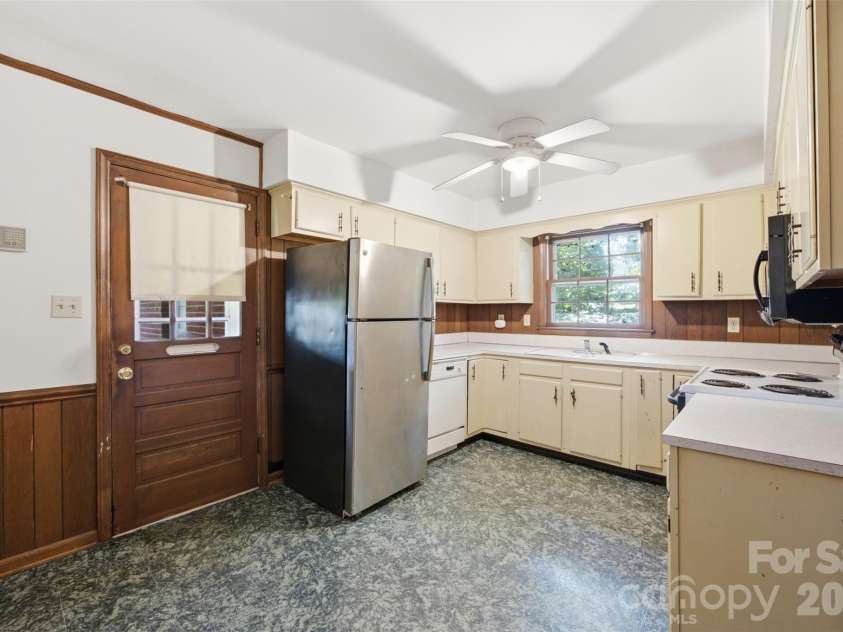 2105 Helen Drive, Gastonia, NC 28054.  MLS# CAR4412992, YatesRealty ID 43192. 