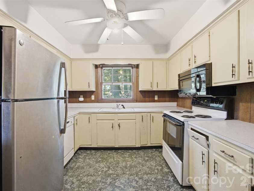 2105 Helen Drive, Gastonia, NC 28054.  MLS# CAR4412992, YatesRealty ID 43192. 