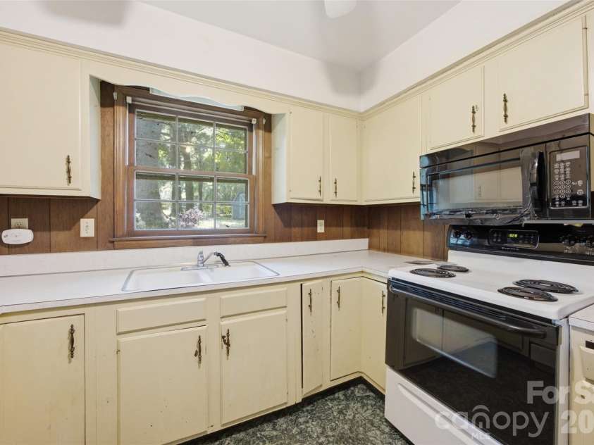 2105 Helen Drive, Gastonia, NC 28054.  MLS# CAR4412992, YatesRealty ID 43192. 
