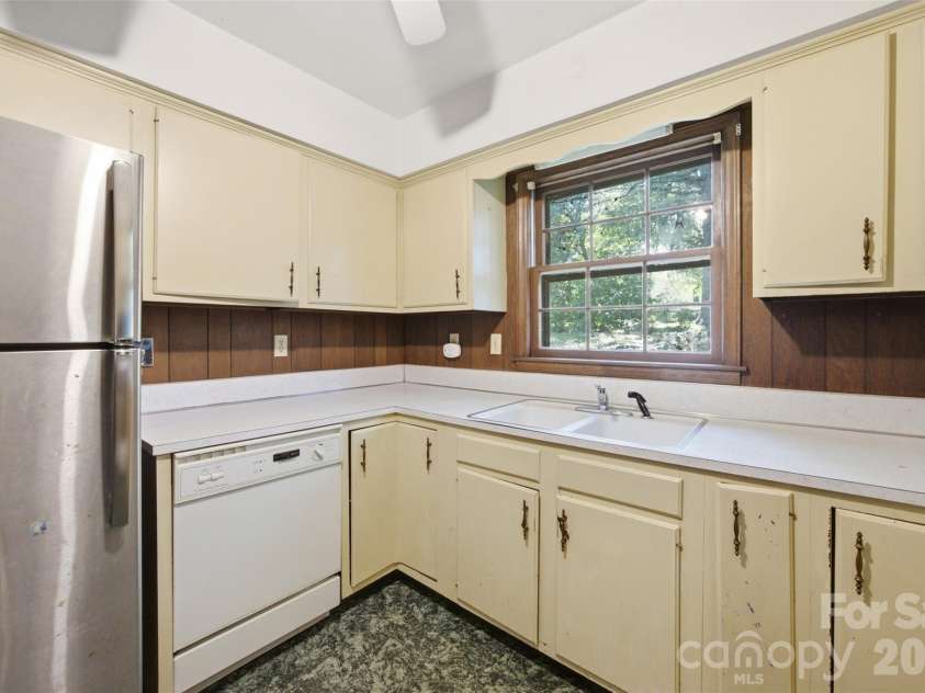 2105 Helen Drive, Gastonia, NC 28054.  MLS# CAR4412992, YatesRealty ID 43192. 