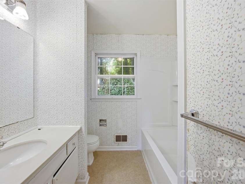 2105 Helen Drive, Gastonia, NC 28054.  MLS# CAR4412992, YatesRealty ID 43192. 