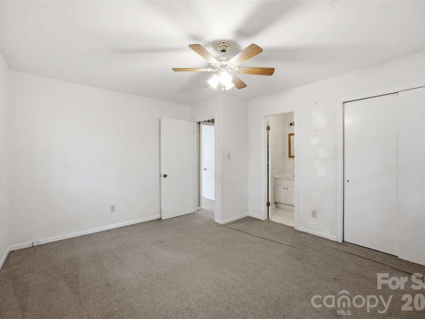 2105 Helen Drive, Gastonia, NC 28054.  MLS# CAR4412992, YatesRealty ID 43192. 