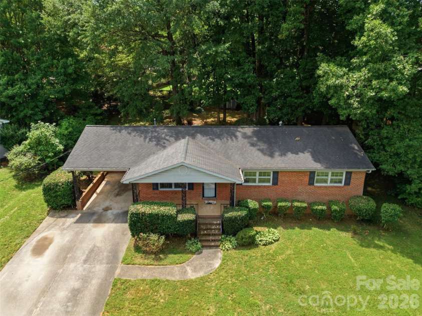 2105 Helen Drive, Gastonia, NC 28054.  MLS# CAR4412992, YatesRealty ID 43192. 