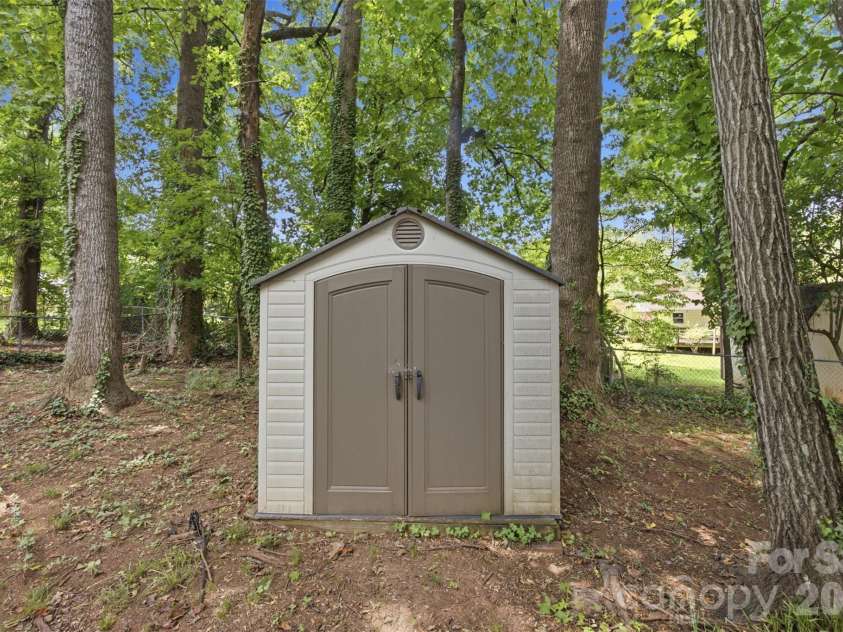 2105 Helen Drive, Gastonia, NC 28054.  MLS# CAR4412992, YatesRealty ID 43192. 