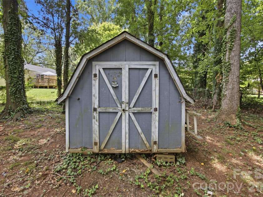 2105 Helen Drive, Gastonia, NC 28054.  MLS# CAR4412992, YatesRealty ID 43192. 