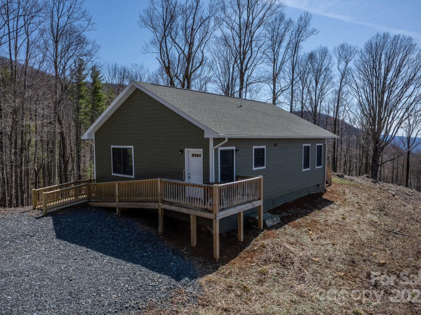 261 Nicholas Knoll Road, Bakersville, NC 28705.  MLS# CAR4242430, YatesRealty ID 4320. 