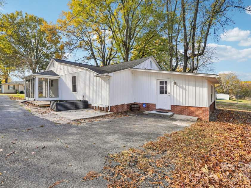 611 Sumner Street, Kannapolis, NC 28083.  MLS# CAR4321765, YatesRealty ID 4320. 
