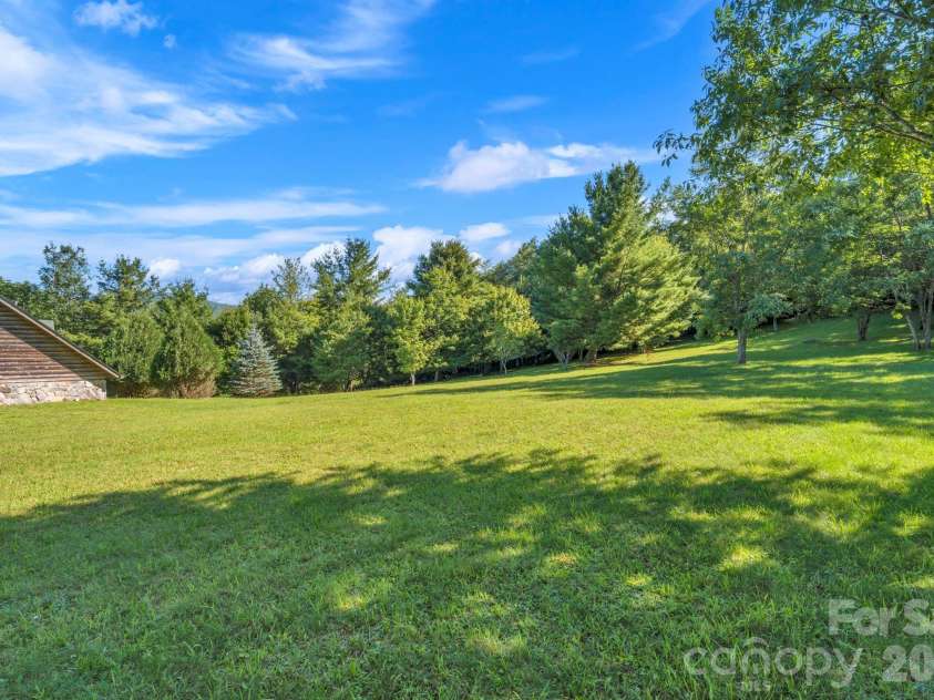 525 Schoolhouse Ridge, Boone, NC 28607.  MLS# CAR4410636, YatesRealty ID 43202. 