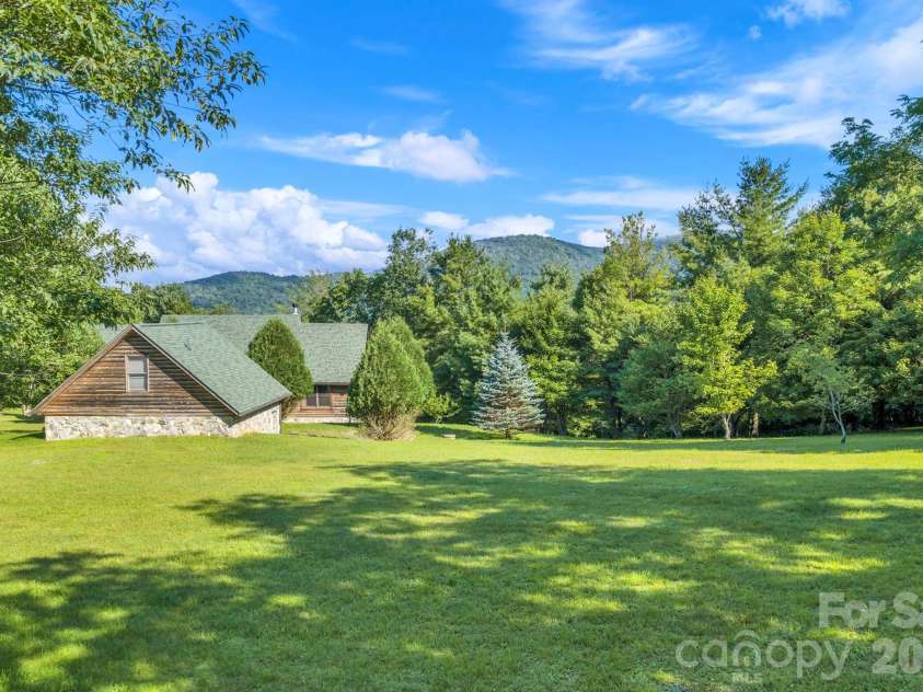 525 Schoolhouse Ridge, Boone, NC 28607.  MLS# CAR4410636, YatesRealty ID 43202. 