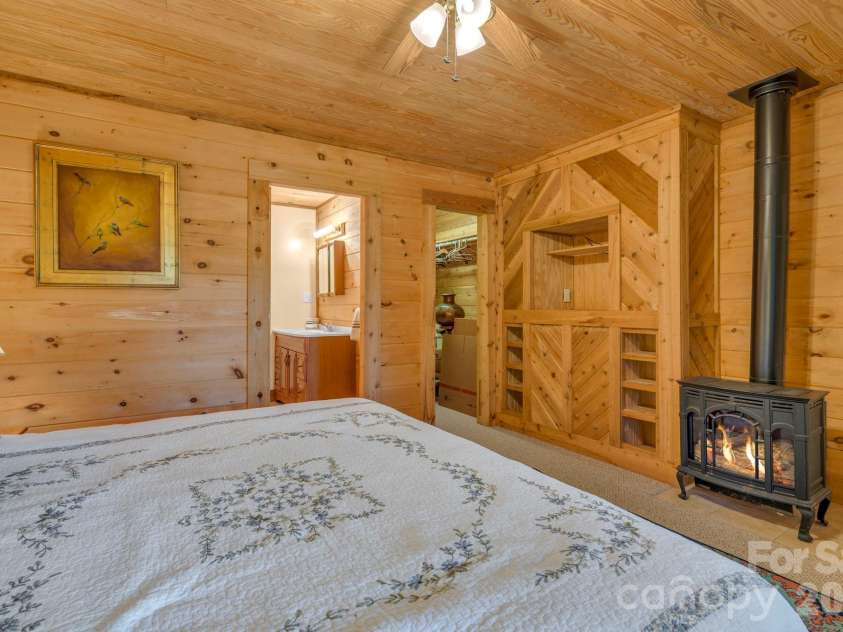525 Schoolhouse Ridge, Boone, NC 28607.  MLS# CAR4410636, YatesRealty ID 43202. Lower-level bedroom suite
