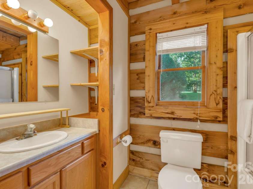 525 Schoolhouse Ridge, Boone, NC 28607.  MLS# CAR4410636, YatesRealty ID 43202. Main-level full bath