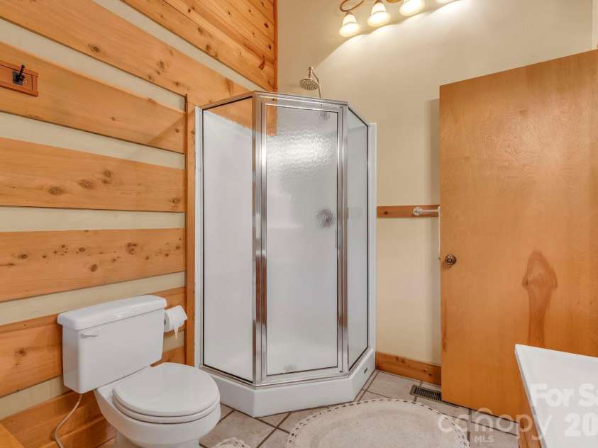 525 Schoolhouse Ridge, Boone, NC 28607.  MLS# CAR4410636, YatesRealty ID 43202. Main-level primary suite bath