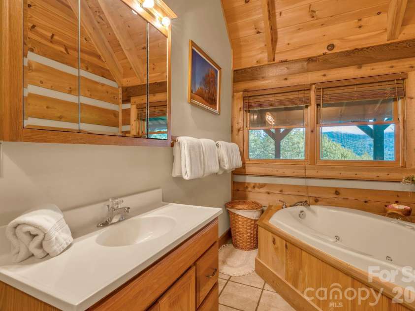 525 Schoolhouse Ridge, Boone, NC 28607.  MLS# CAR4410636, YatesRealty ID 43202. Main-level primary suite bath with jetted tub