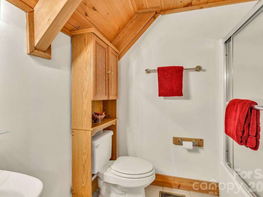 525 Schoolhouse Ridge, Boone, NC 28607.  MLS# CAR4410636, YatesRealty ID 43202. Upper-level full bath