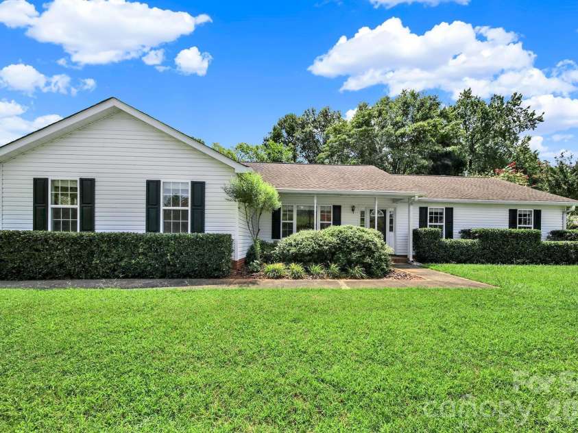 1805 Lillian Lane, Fort Mill, SC 29708.  MLS# CAR4411780, YatesRealty ID 43203. 