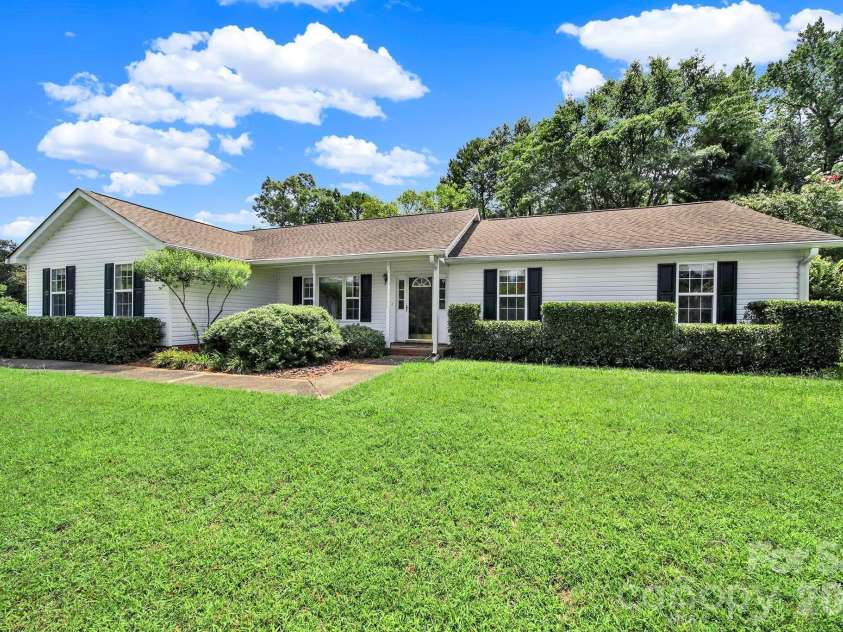 1805 Lillian Lane, Fort Mill, SC 29708.  MLS# CAR4411780, YatesRealty ID 43203. 