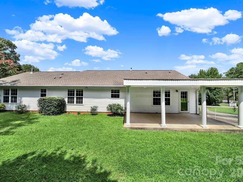 1805 Lillian Lane, Fort Mill, SC 29708.  MLS# CAR4411780, YatesRealty ID 43203. 