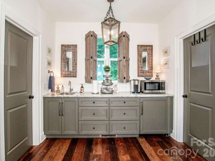 216 Catawba Avenue, Davidson, NC 28036.  MLS# CAR4412213, YatesRealty ID 43205. The studio above the garage features a kitchenette and full bathroom