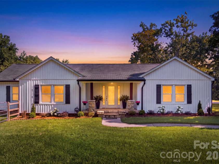 10814 Moores Chapel Road, Charlotte, NC 28214.  MLS# CAR4412287, YatesRealty ID 43207. 
