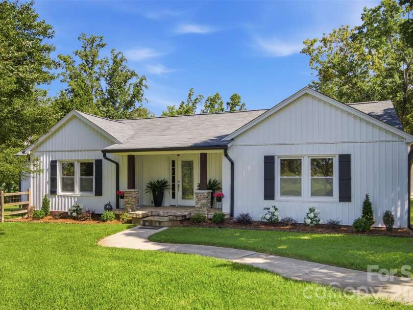 10814 Moores Chapel Road, Charlotte, NC 28214.  MLS# CAR4412287, YatesRealty ID 43207. 