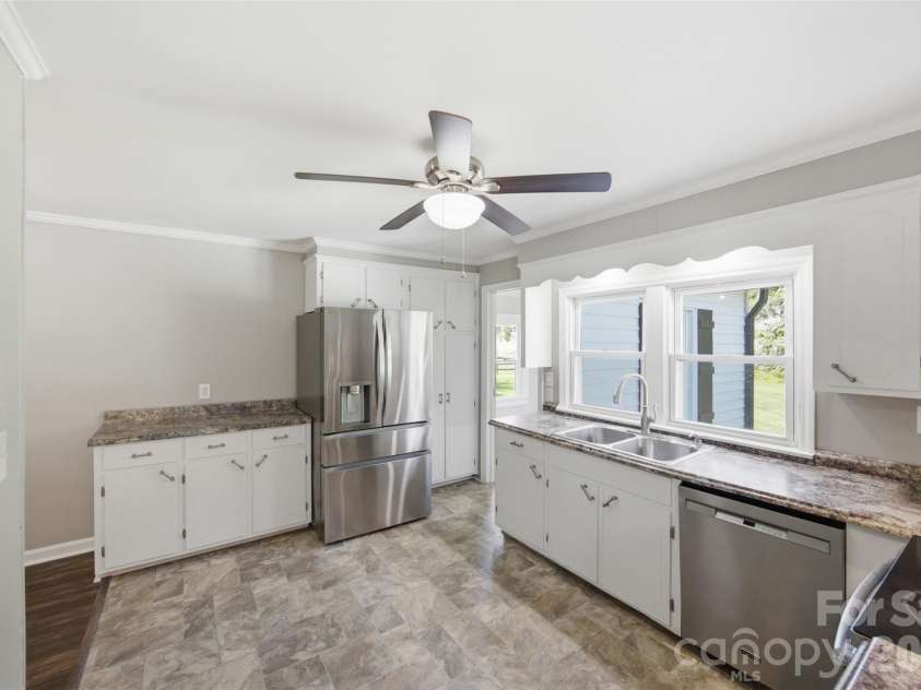 10814 Moores Chapel Road, Charlotte, NC 28214.  MLS# CAR4412287, YatesRealty ID 43207. 