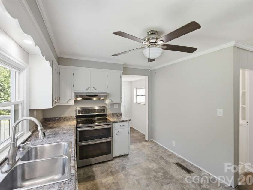 10814 Moores Chapel Road, Charlotte, NC 28214.  MLS# CAR4412287, YatesRealty ID 43207. 