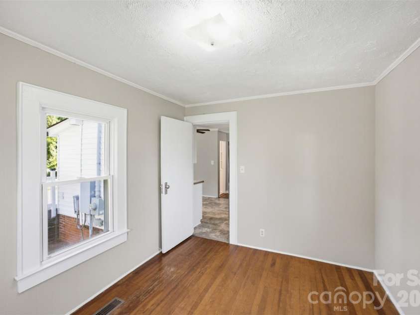 10814 Moores Chapel Road, Charlotte, NC 28214.  MLS# CAR4412287, YatesRealty ID 43207. 