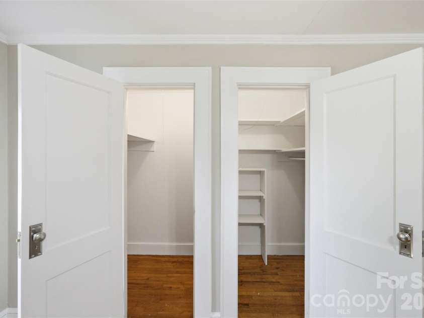 10814 Moores Chapel Road, Charlotte, NC 28214.  MLS# CAR4412287, YatesRealty ID 43207. 
