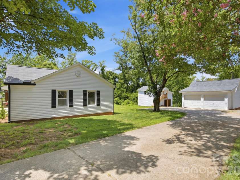 10814 Moores Chapel Road, Charlotte, NC 28214.  MLS# CAR4412287, YatesRealty ID 43207. 
