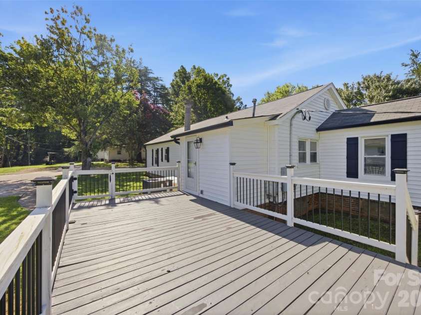 10814 Moores Chapel Road, Charlotte, NC 28214.  MLS# CAR4412287, YatesRealty ID 43207. 