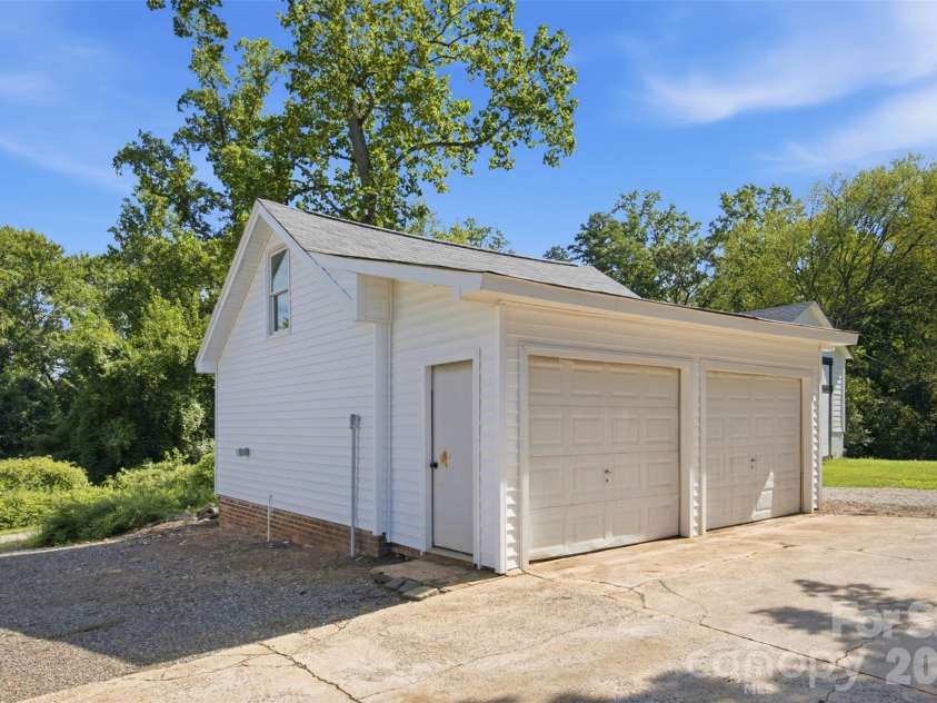 10814 Moores Chapel Road, Charlotte, NC 28214.  MLS# CAR4412287, YatesRealty ID 43207. 
