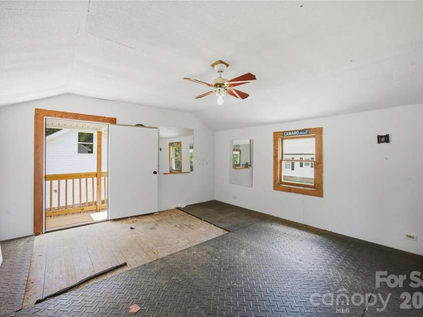 10814 Moores Chapel Road, Charlotte, NC 28214.  MLS# CAR4412287, YatesRealty ID 43207. 