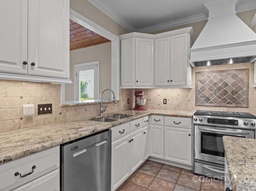 7710 Epping Forest Drive, Huntersville, NC 28078.  MLS# CAR4241422, YatesRealty ID 4321. 